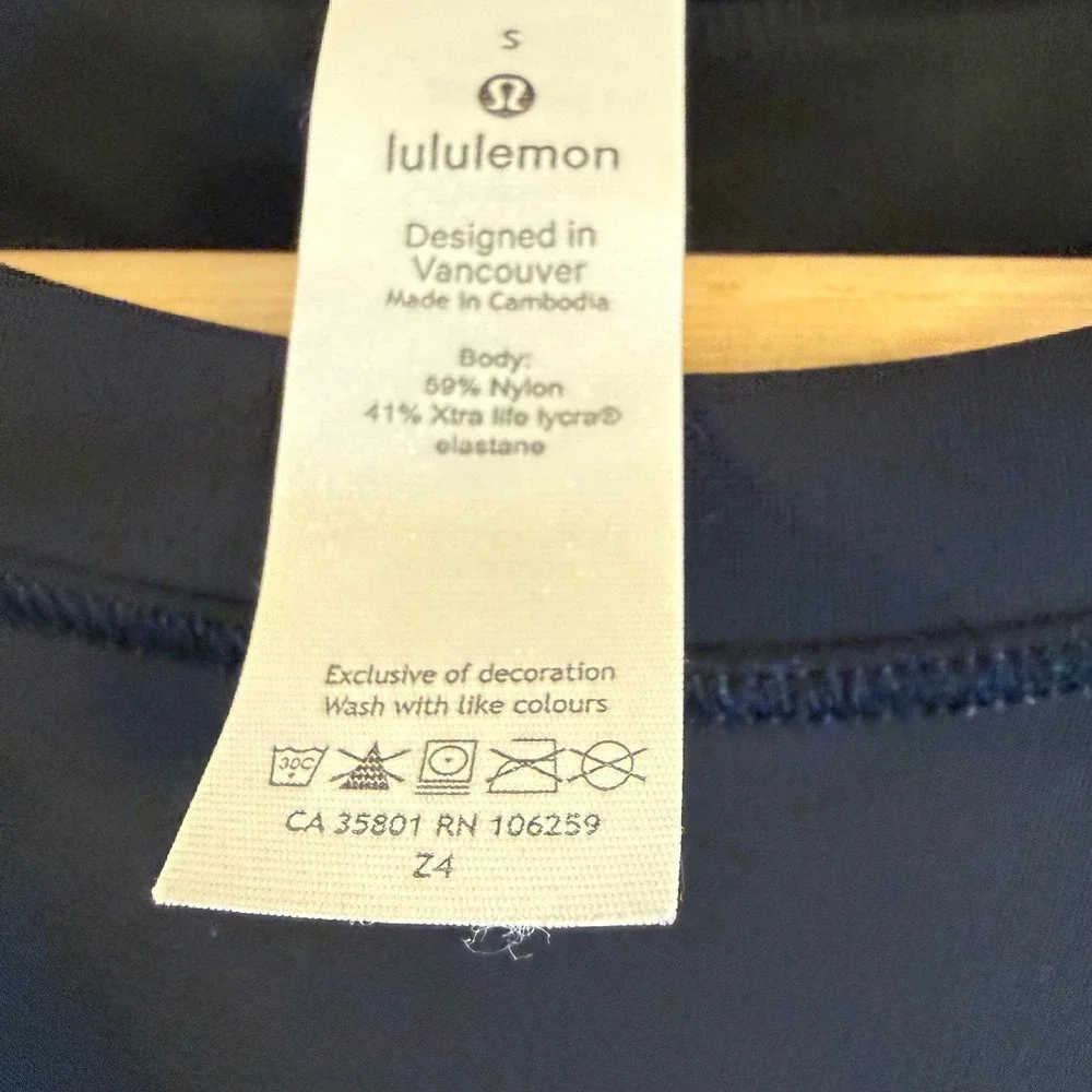 Lululemon Black Long Sleeve Athletic Top Women Size S Designed‎ in Vancouver